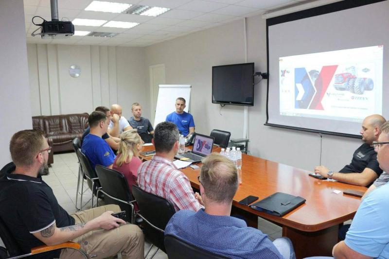 Недавно Волжский шинный завод принял делегацию из АО "Петербургский тракторный завод" (ПТЗ), которая включала представителей сервисных центров по тракторам "Кировец"